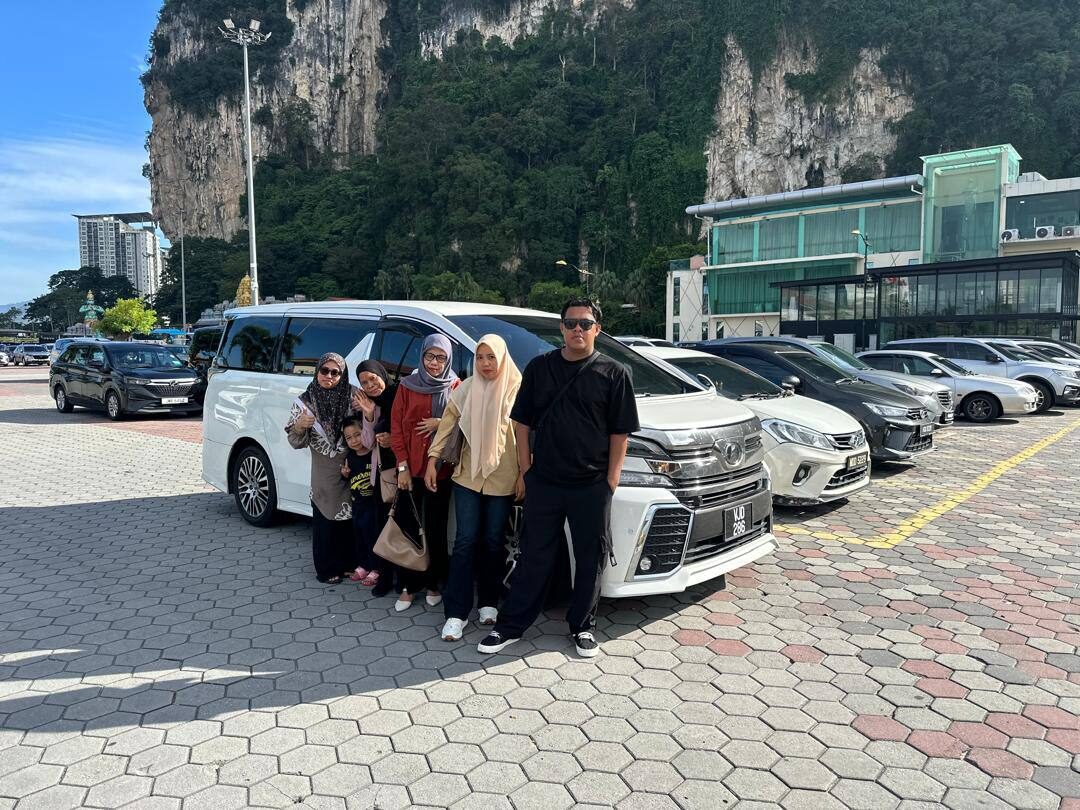Pelanggan bersama barisan kereta sewa DLVR