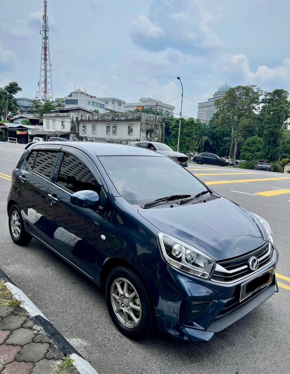 Perodua Alza biru untuk perjalanan keluarga