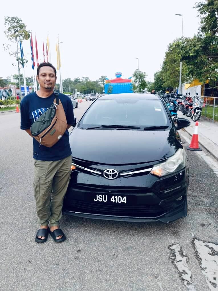 Pelanggan bersama kereta sewa DLVR