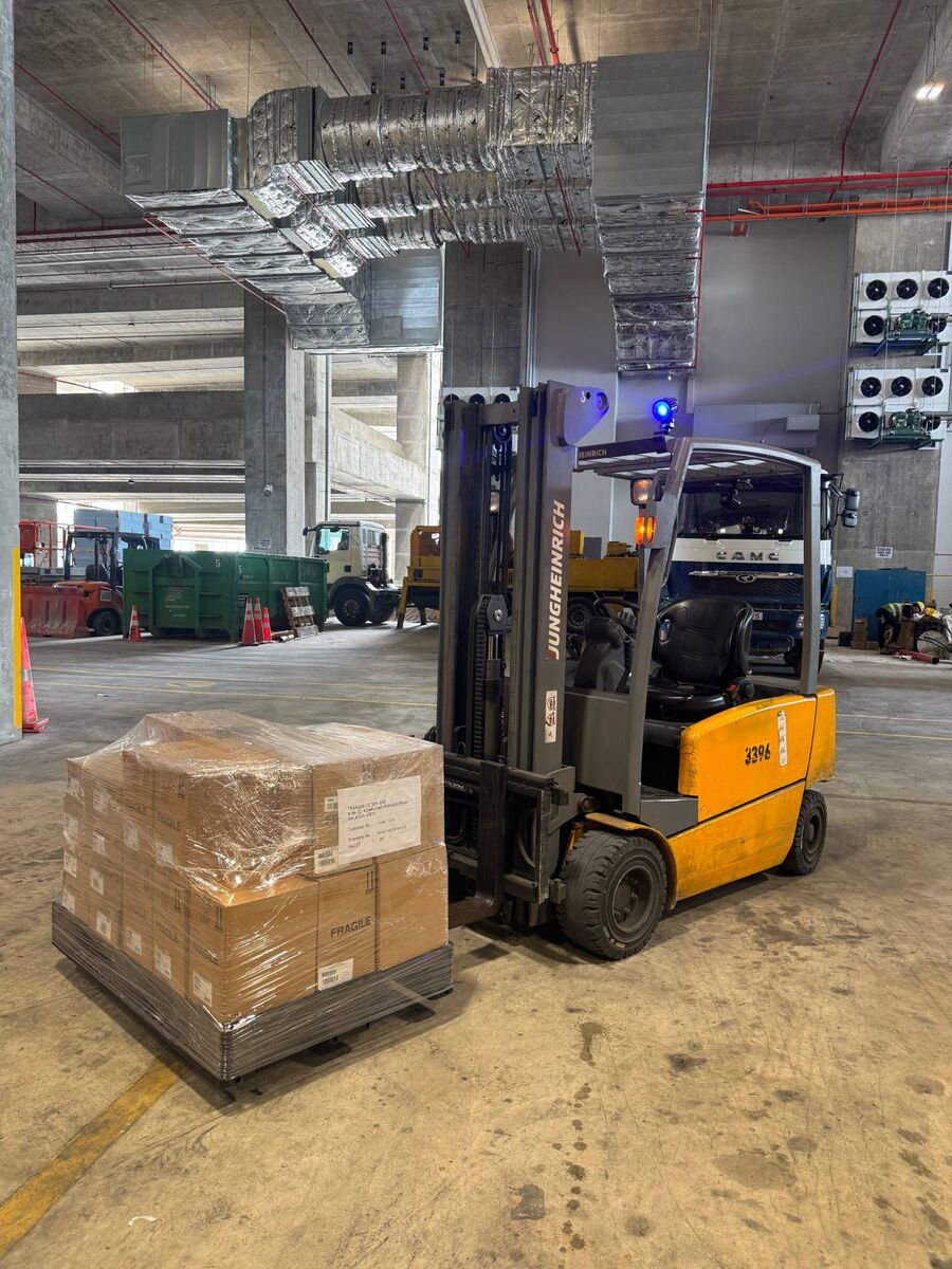 Forklift mengurus barangan penghantaran