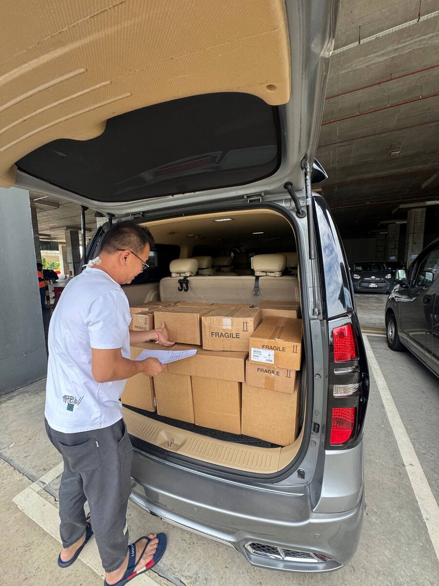 Parcel disusun dalam ruang van
