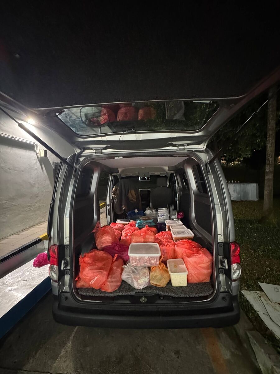 Penghantaran makanan dan barangan menggunakan van
