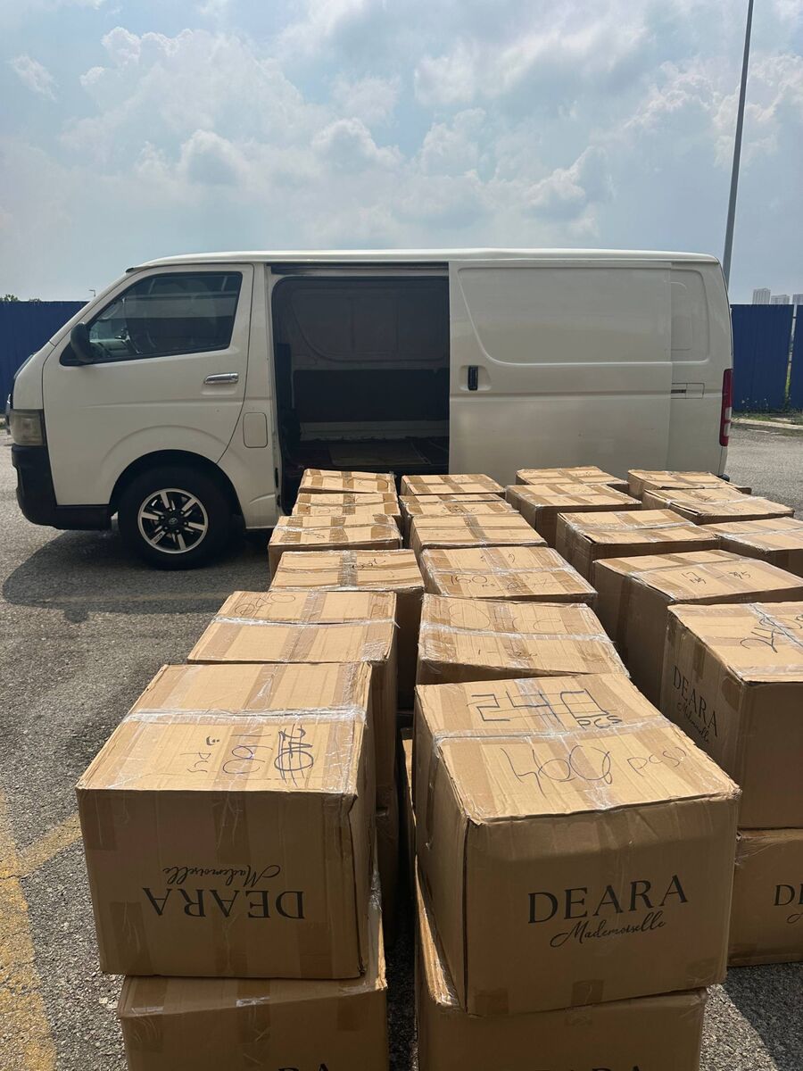 Van dengan muatan kotak untuk penghantaran