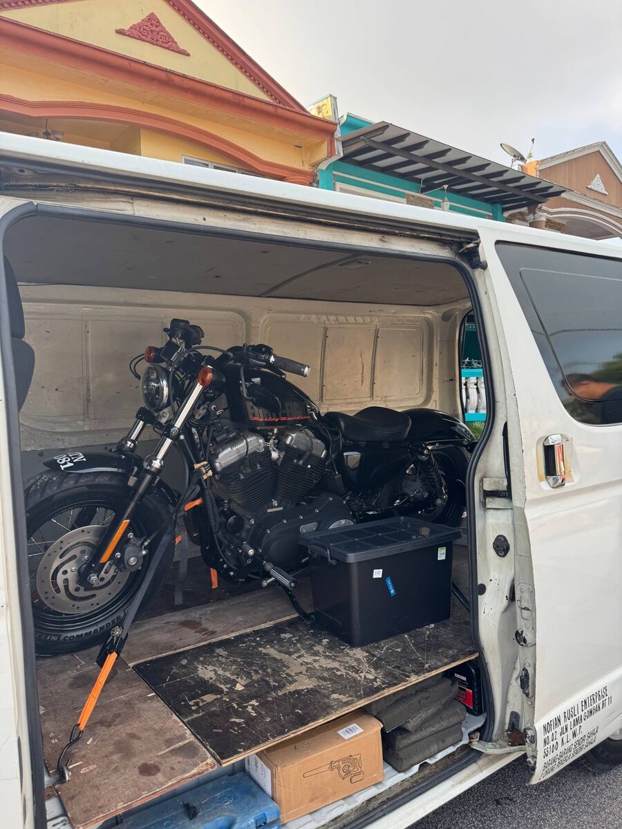 Motosikal diikat kemas dalam van