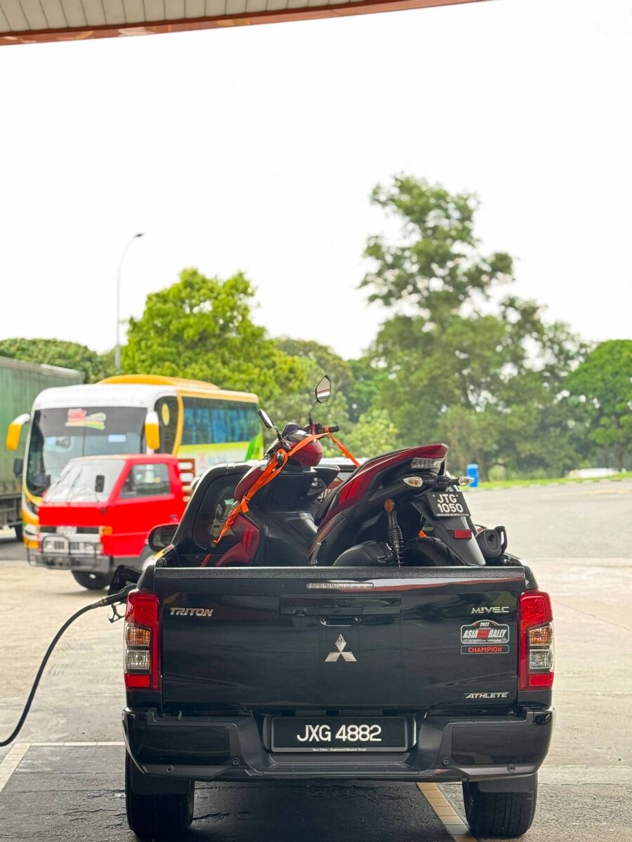 Motosikal diangkut menggunakan pickup