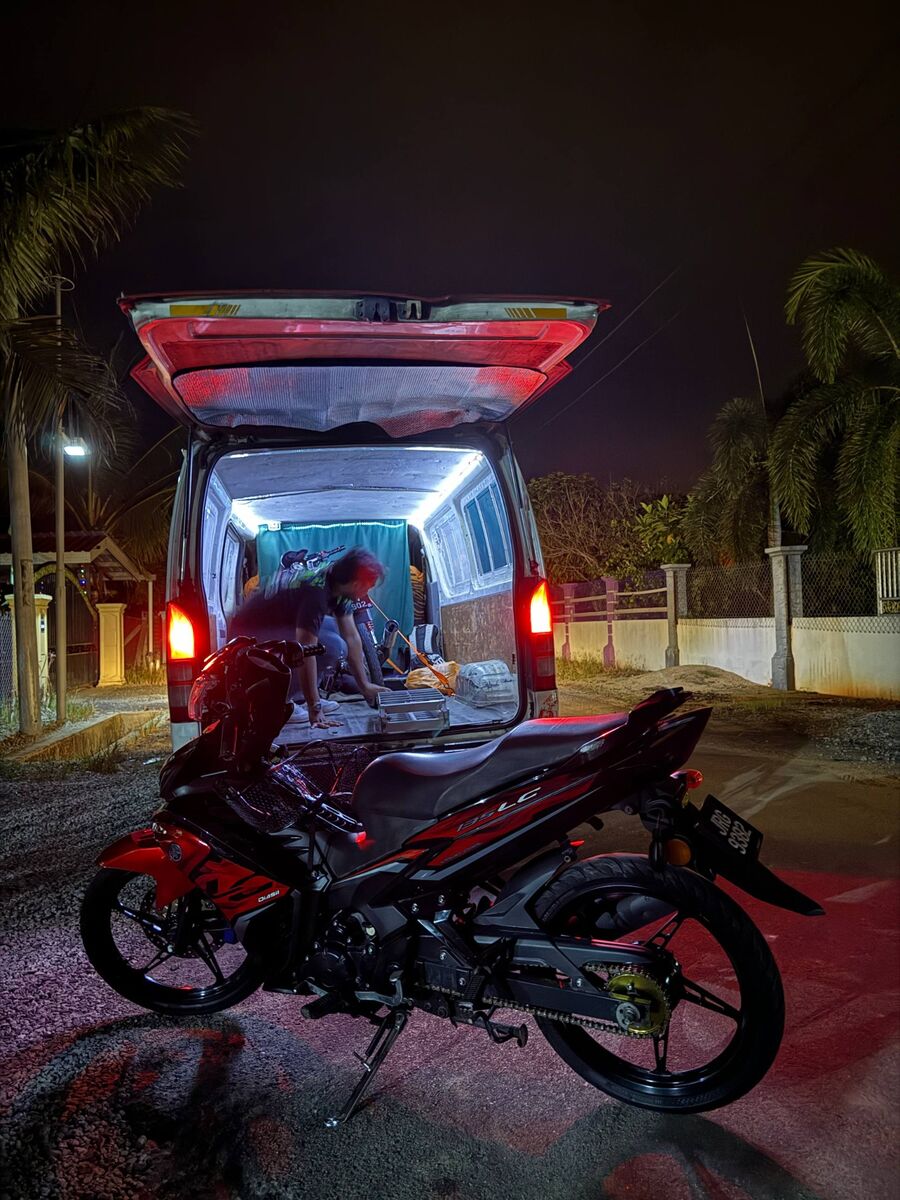 Servis penghantaran motosikal pada waktu malam