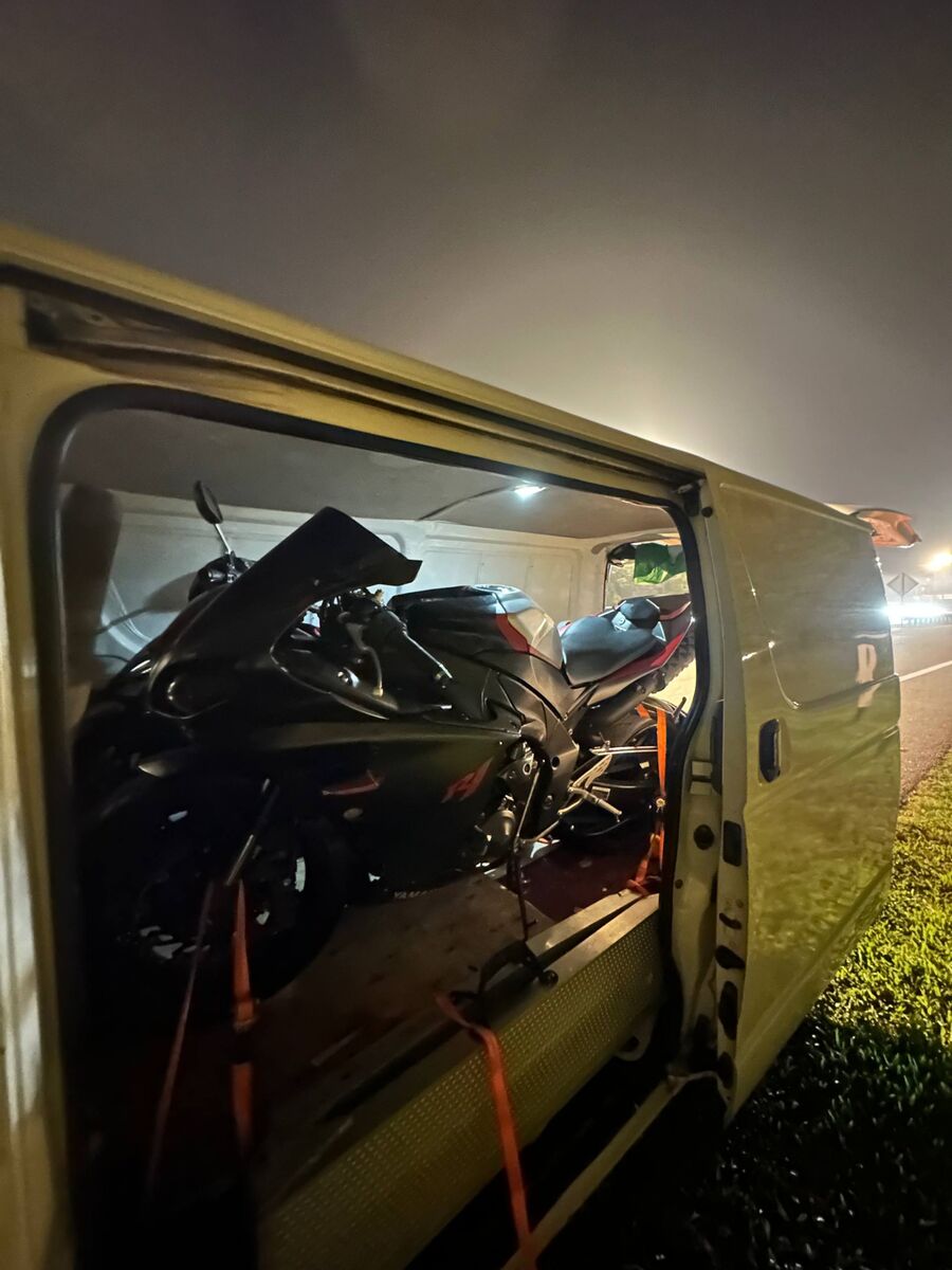 Motosikal dimuatkan ke dalam van dengan cermat